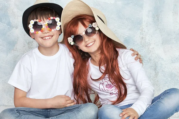 Zwei kleine Kinder spielen. — Stockfoto