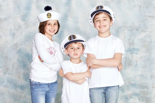 Lächelnde Kinder posieren im Studio. — Stockfoto