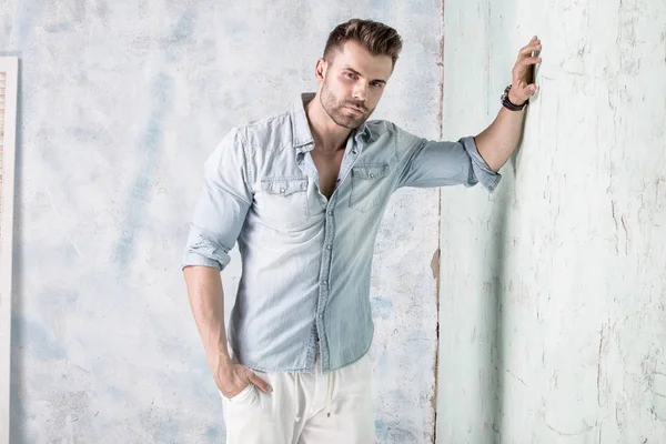 Handsome man posing in studio. — Stock Photo, Image