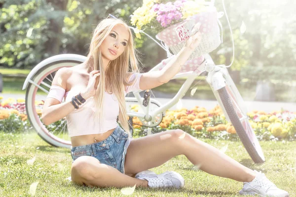 Chica joven tomando una selfie en el parque . — Foto de Stock