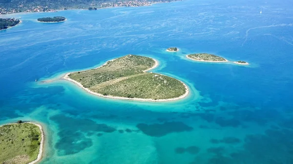 贾岛在亚得里亚海上的心型 — 图库照片