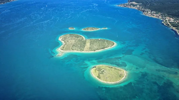 Wyspa Galesnjak nad Adriatykiem w kształcie serca — Zdjęcie stockowe