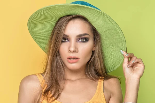 Hermosa chica en verano sombrero posando . — Foto de Stock