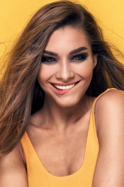 Kadın model sarı poz.