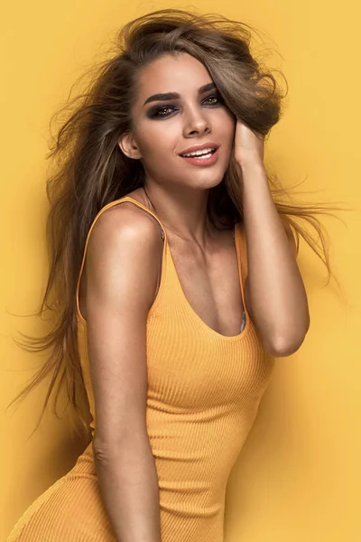 Γυναικείο μοντέλο ποζάρει στο κίτρινο. — Φωτογραφία Αρχείου