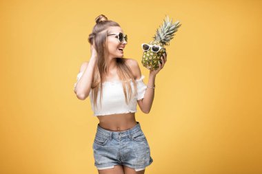 Ananas genç çılgın kız.