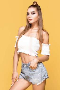 Kadın model sarı poz.