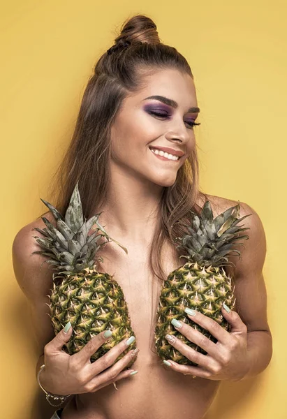 Ananas genç çılgın kız. — Stok fotoğraf