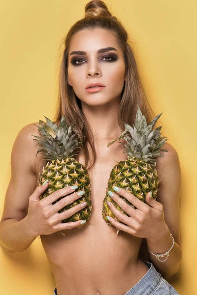 Gek meisje met ananas. — Stockfoto
