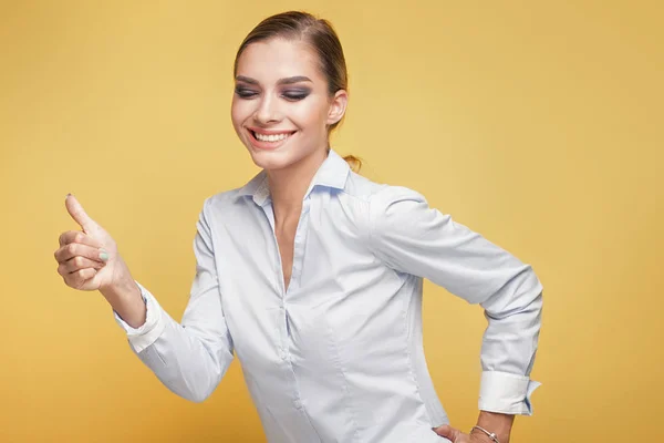 Elegante joven empresaria posando . — Foto de Stock