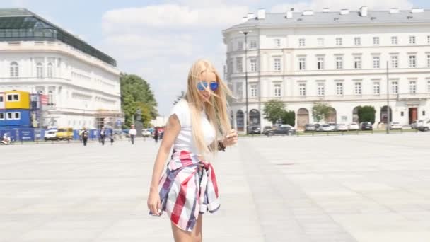 Jeune belle fille de patin à roulettes se détendre dans la ville . — Video