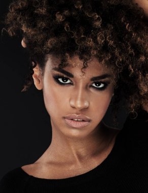 Afro saç modeli ile kız portresi.