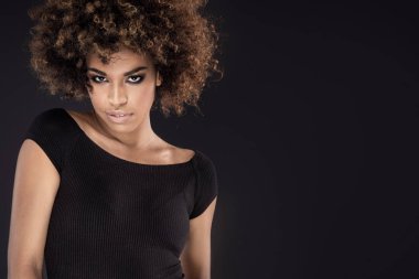 Afro saç modeli poz ile Afrikalı-Amerikalı kadın.