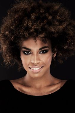 Afro saç modeli ile kız portresi.