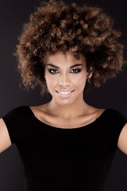 Afro saç modeli ile kız portresi.