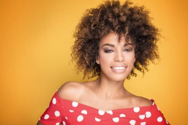 Afro saç modeli ile kız portresi.
