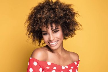 Afro saç modeli ile kız portresi.