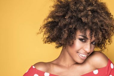 Afro saç modeli ile kız portresi.