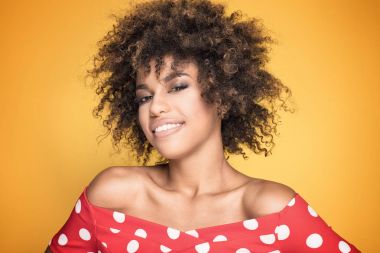 Afro saç modeli ile kız portresi.