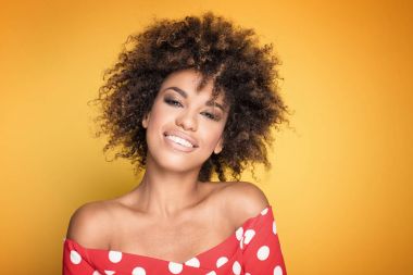 Afro saç modeli ile kız portresi.