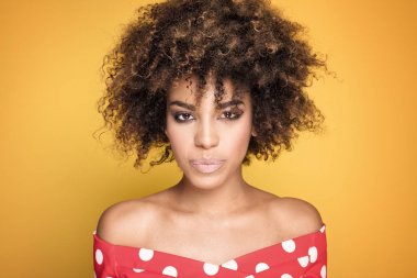 Afro saç modeli ile kız portresi.
