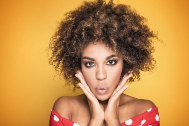 Afro saç modeli ile kız portresi.