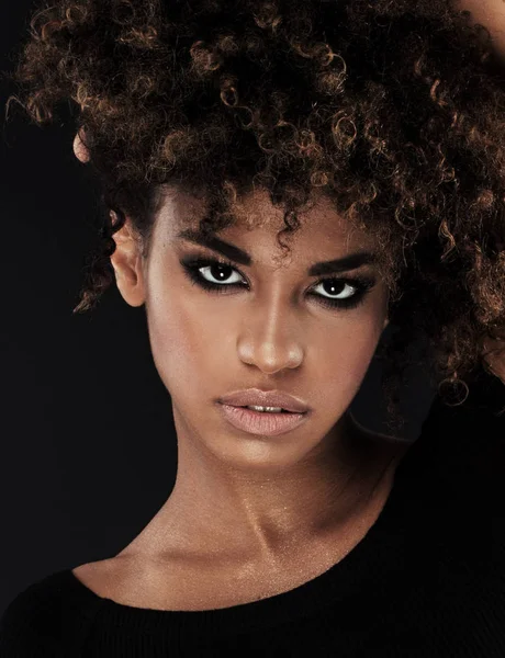 Ritratto di ragazza con acconciatura afro . — Foto Stock