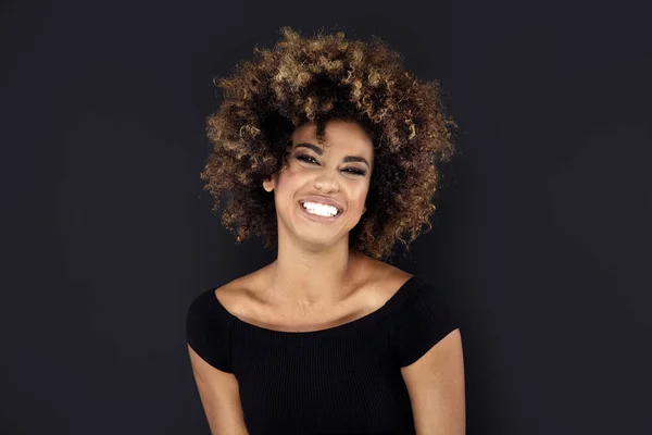 Retrato de menina com penteado afro. — Fotografia de Stock