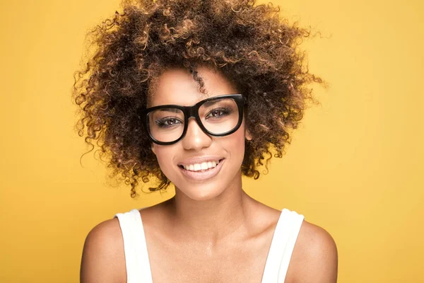Afro-Amerikan kız gözlük, giyiyor gülümseyen. — Stok fotoğraf