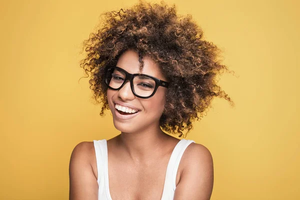 Chica afroamericana con gafas graduadas . — Foto de Stock