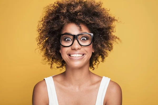 African american girl bär glasögon, leende. — Stockfoto