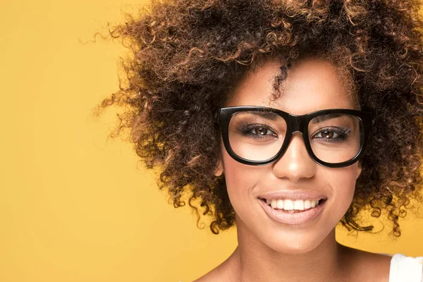 Afro-Amerikan kız gözlük, giyiyor gülümseyen.