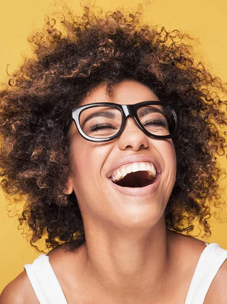 Chica afroamericana con gafas graduadas . — Foto de Stock