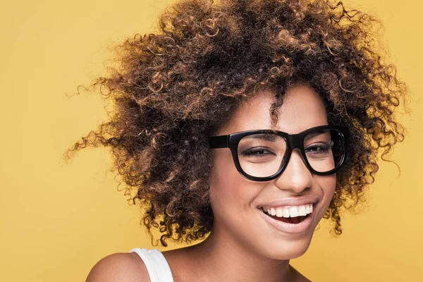 Chica afroamericana con gafas graduadas . — Foto de Stock