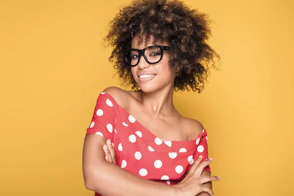 African american flicka i glasögon på gul bakgrund. — Stockfoto