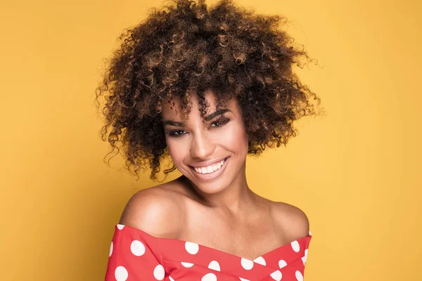 Afro saç modeli ile kız portresi.