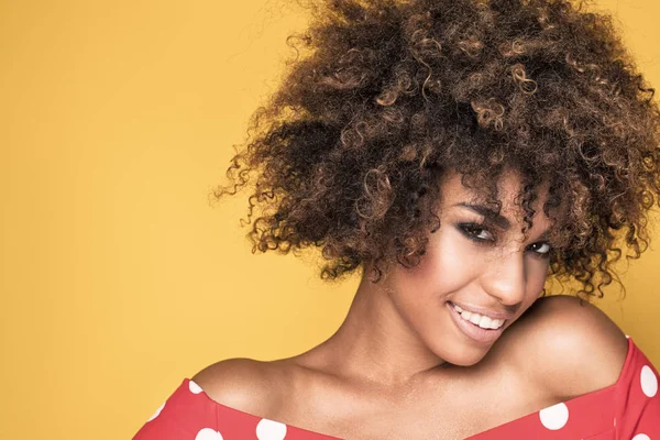 Retrato de chica con peinado afro . — Foto de Stock