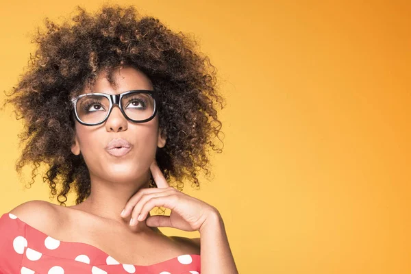 Afrikanische Amerikanerin mit Brille auf gelbem Hintergrund. — Stockfoto