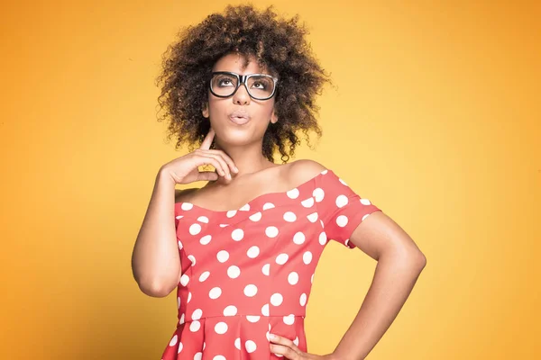Афро-американських дівчина в окулярів на жовтому фоні. — стокове фото