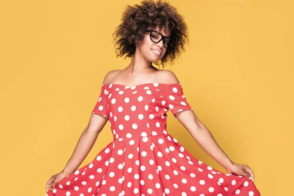 Chica afroamericana en vestido rojo . — Foto de Stock