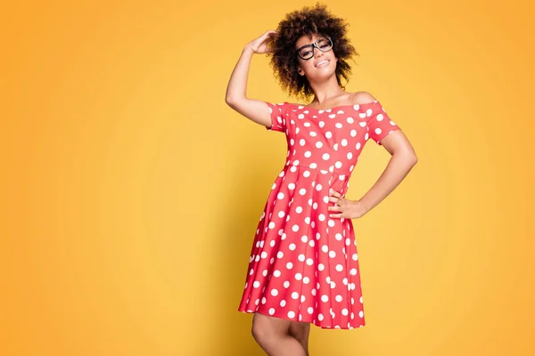 African american meisje in de rode jurk. — Stockfoto