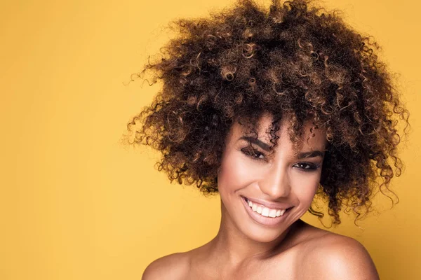 Afro frizura lány portréja. — Stock Fotó