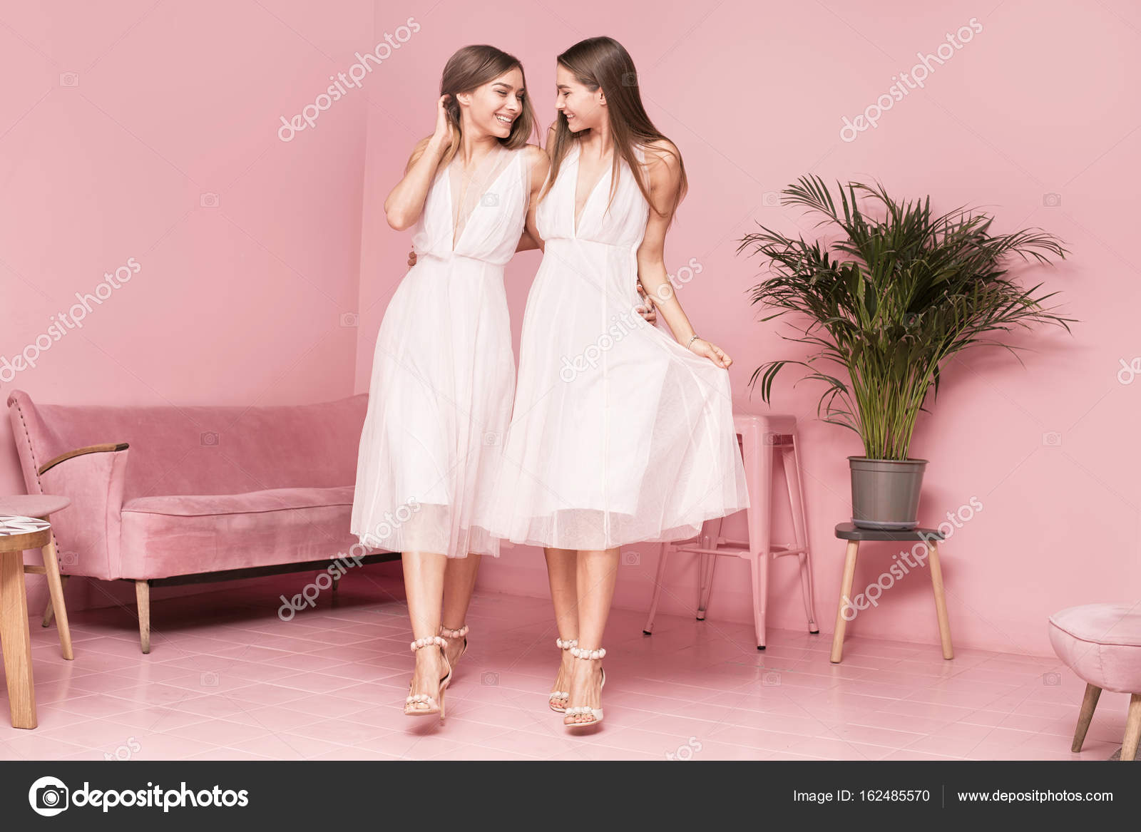 Modelos vestidos elegantes fotos de stock, imágenes de Modelos vestidos  elegantes sin royalties | Depositphotos