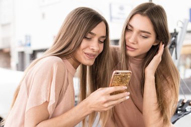 İki güzel kız birlikte vakit İkizler.