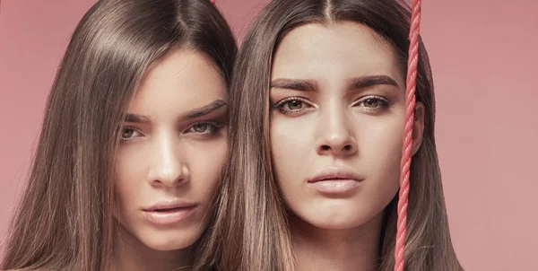 Beauté photo de belles sœurs jumelles caucasiennes posant dans la broche — Photo