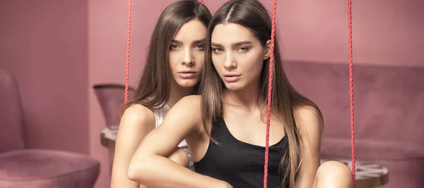 Beleza foto de atraente gêmeos caucasianos irmãs posando em pin — Fotografia de Stock