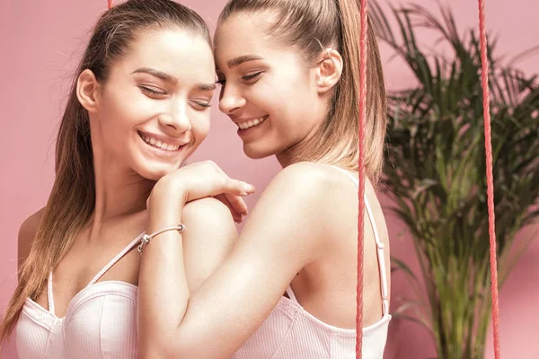 Dos gemelas sonrientes modelos femeninas posando . — Foto de Stock