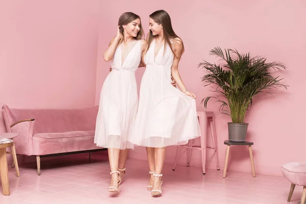 Две женщины-модели позируют в элегантных платьях . — стоковое фото