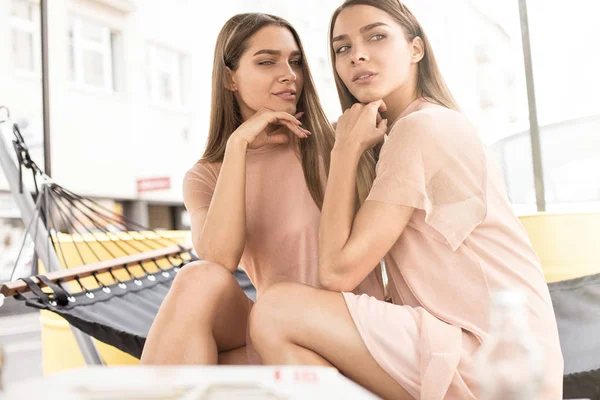 Dos hermosas hermanas gemelas pasando tiempo juntas . —  Fotos de Stock