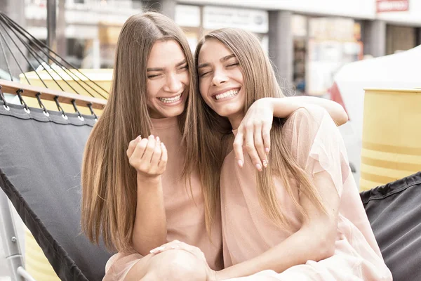 Duas belas irmãs gêmeas passando tempo juntas . — Fotografia de Stock